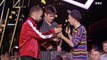 Bigflo et Oli offrent leur NRJ Music Award à un fan ! - ZAPPING PEOPLE DU 12/11/2018