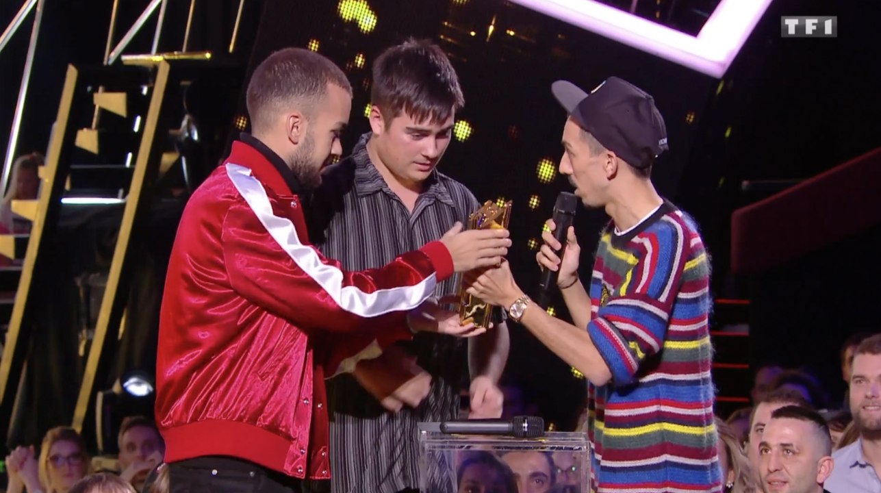 Bigflo et Oli offrent leur NRJ Music Award à un fan ! - ZAPPING PEOPLE DU 12/11/2018