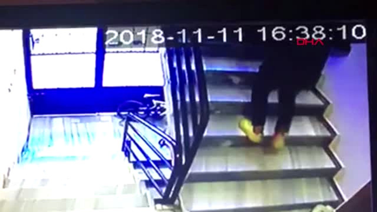 Sakarya Ayakkabıları Montlarının İçerisinde Saklayıp Çaldılar