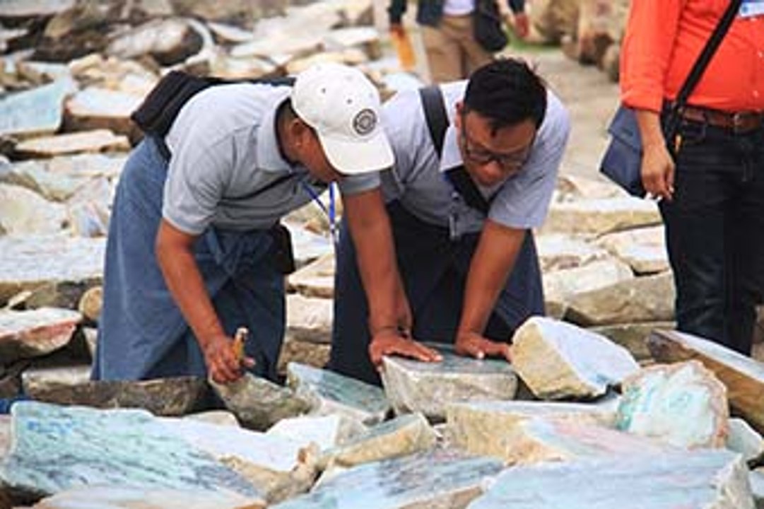 ျပည္တြင္း ေက်ာက္မ်က္ကုန္သည္ေတြအတြက္ ျမန္မာေငြနဲ႔ ေရာင္းတဲ့ ေက်ာက္မ်က္ပြဲ (႐ုပ္/သံ)
