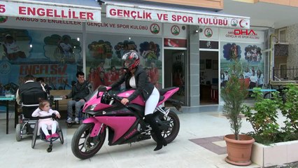 Pembe motosikletiyle kadınlara trafikte saygı istedi