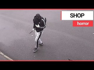 Télécharger la video: Have-a-go-hero sends knife-wielding robbers packing | SWNS TV