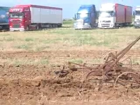 Vieux tracteurs sur fond de camions decorés