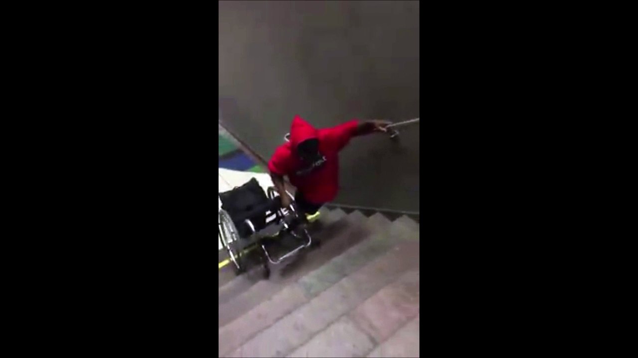Handicapé, il porte son fauteuil roulant sans aide pour monter les escaliers du métro