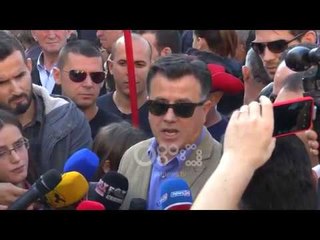 Ora News - "Shtëpitë do i mbrojmë me trupat tanë", banorët e "Astirit" bllokuan rrugën te Bashkia