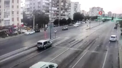 Hızını Alamayan Kamyonet, Ticari Araca Böyle Çarptı