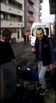 Bu da oldu: Belediyenin çukuruna görme engelli vatandaş düştü