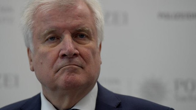 Germania: Seehofer segue le orme della Merkel e lascia la Csu