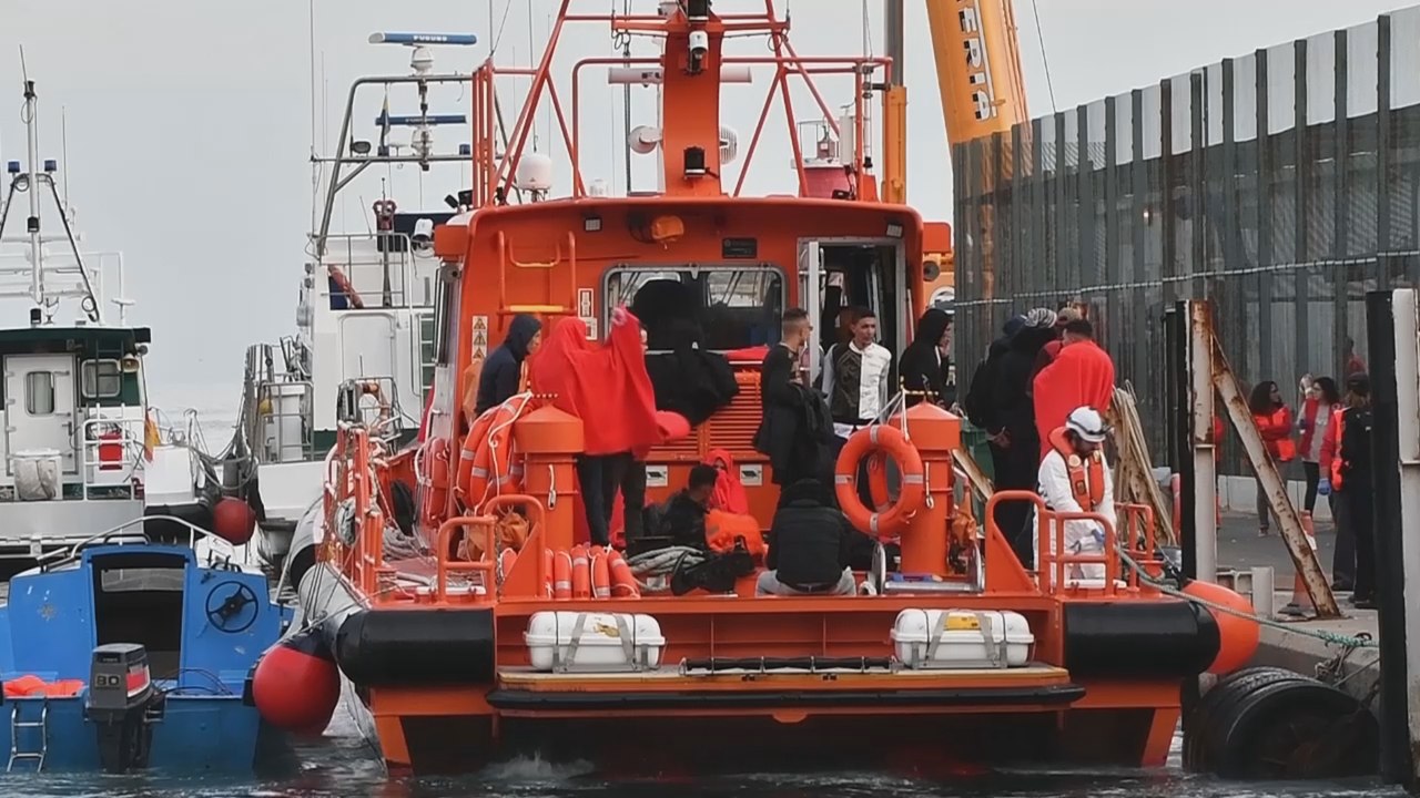 Trasladan a 45 personas rescatadas de tres pateras al puerto de Almería