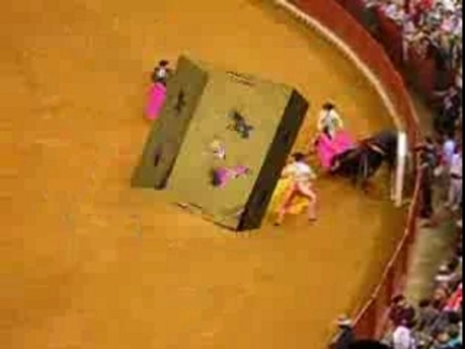 SPAGNA: CORRIDA CON TORERO A CAVALLO