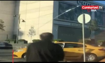Taksici, engelli yolcuyu almak isteyen UBER aracına saldırdı