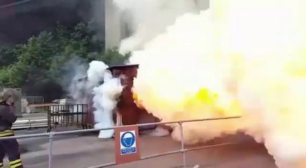 Des pompiers observent un retour de flammes pendant un entraînement !