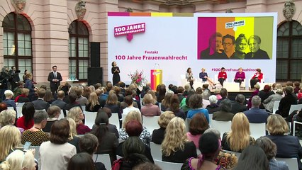 Frauenwahlrecht: Merkel sieht weiten Weg zur Gleichberechtigung