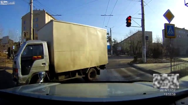 Dérapage sur glace : il évite ce camion par une marche arrière salvatrice