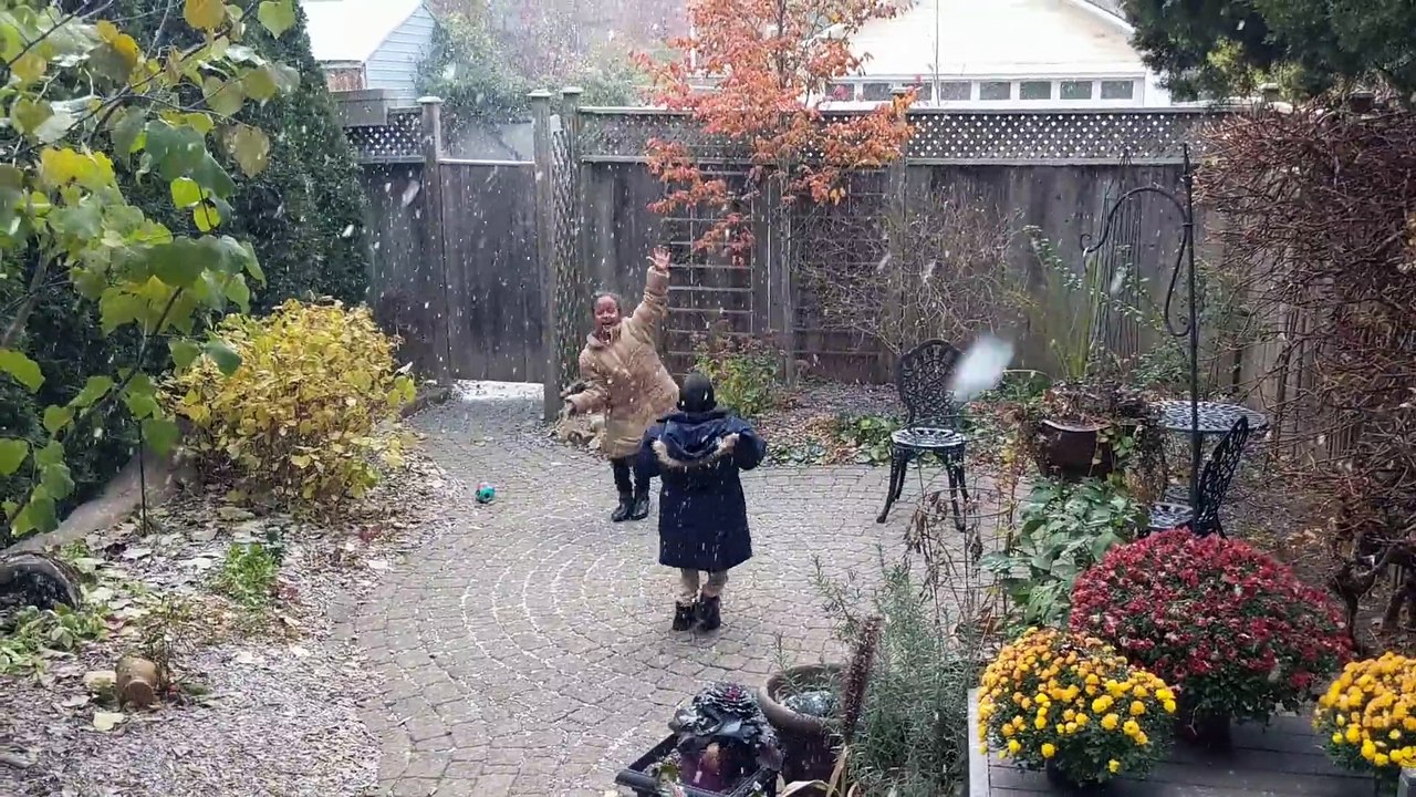 Ces enfants réfugiés Érythréens voient la neige pour la première fois au Canada !