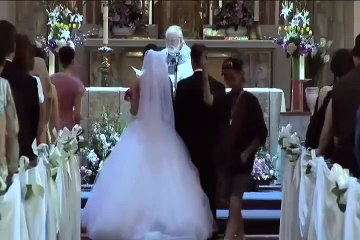 Quand un gars très louche s'incruste dans un mariage...