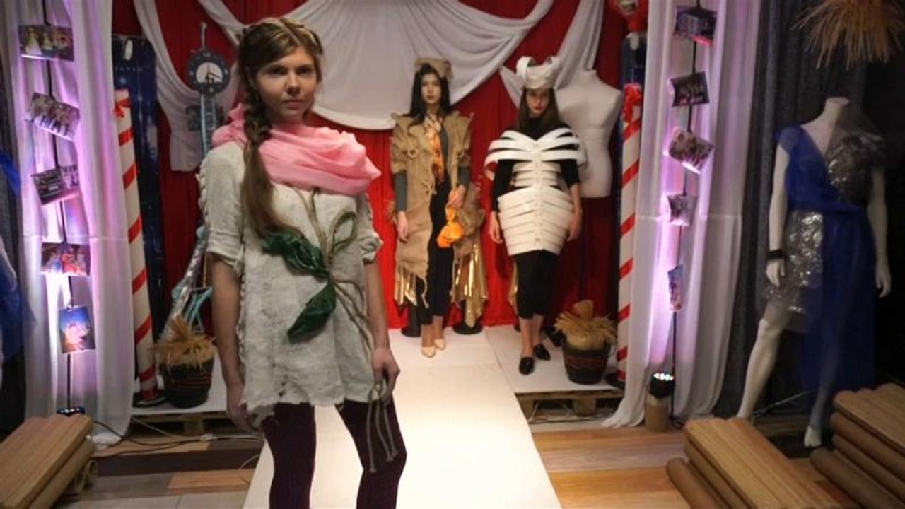 Plastik şişeler, torbalar, inşaat atıkları, teneke kutularından giysi tasarlıyor