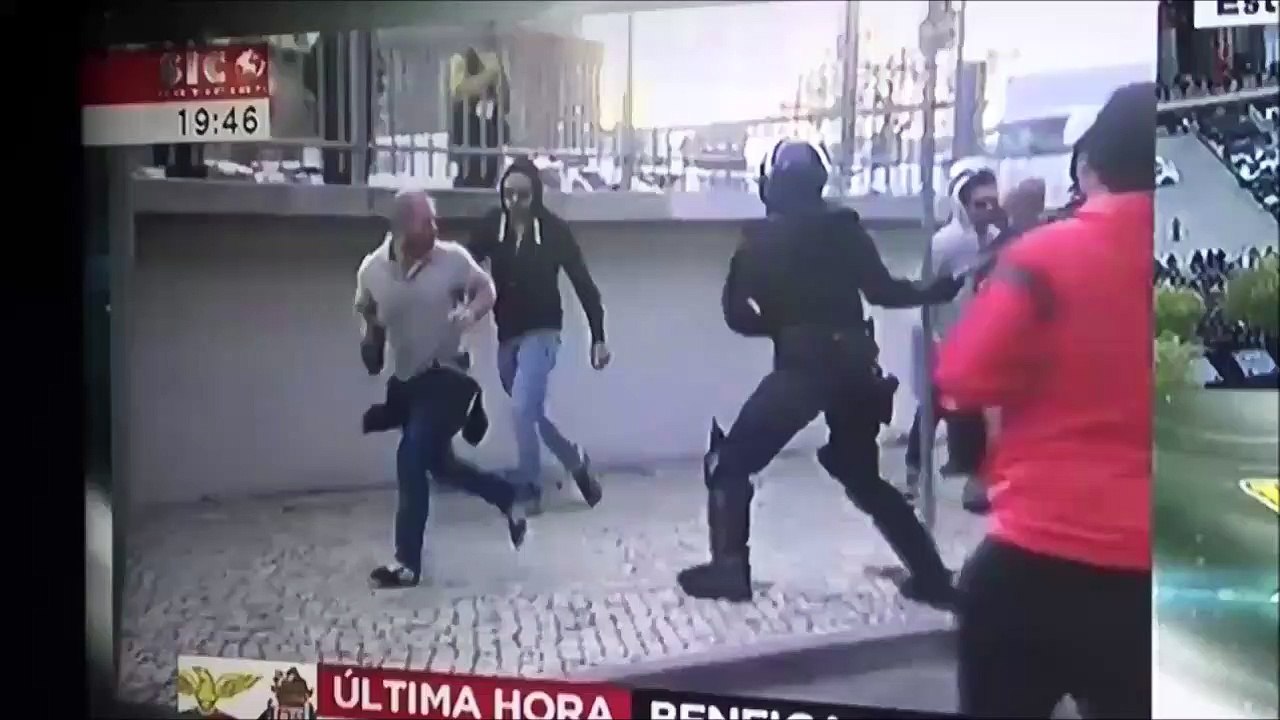 Un policier portugais se prend pour un catcheur... regardez comment il stoppe un supporter