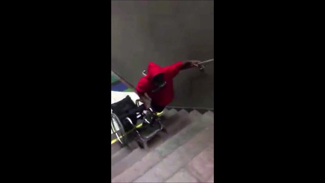 Cet handicapé doit porter son fauteuil roulant pour monter les escaliers du métro
