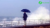 Parapluie VS grosse vague... Pas très efficace en pleine tempête