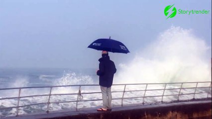 Parapluie VS grosse vague... Pas très efficace en pleine tempête