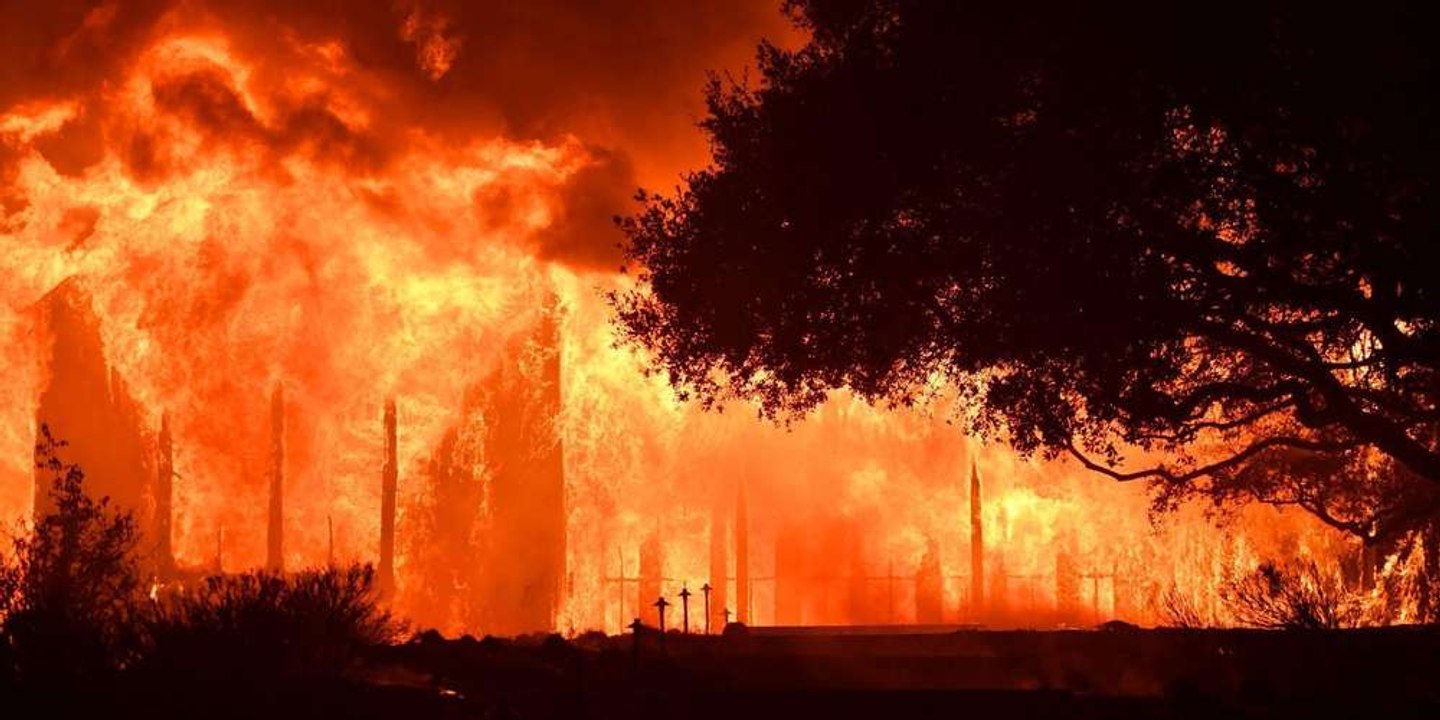 Terrifiant : une conductrice prie pour rester en vie en traversant un incendie en Californie