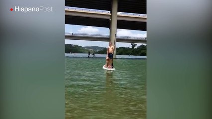 Trató de navegar un río con su perro, pero terminó totalmente empapado