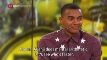 Manuel Akanji robi matematykę mentalną a prezentera za pomocą kalkulatora