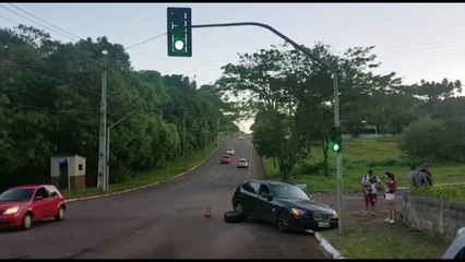 Carro tem roda arrancada em forte colisão de trânsito