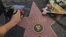 Flores conmemoran a Stan Lee en su estrella en el Paseo de la la fama de Hollywood