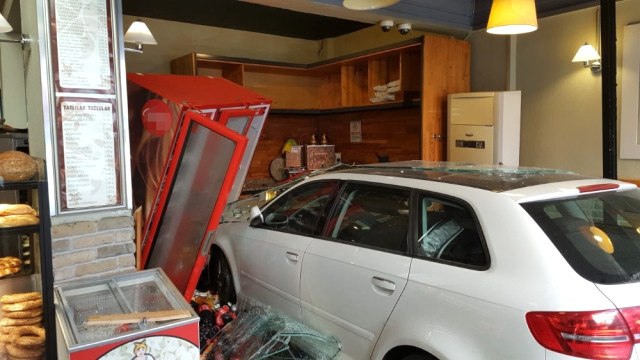 Fren Yerine Gaza Basan Kadın Sürücü Fırına Daldı