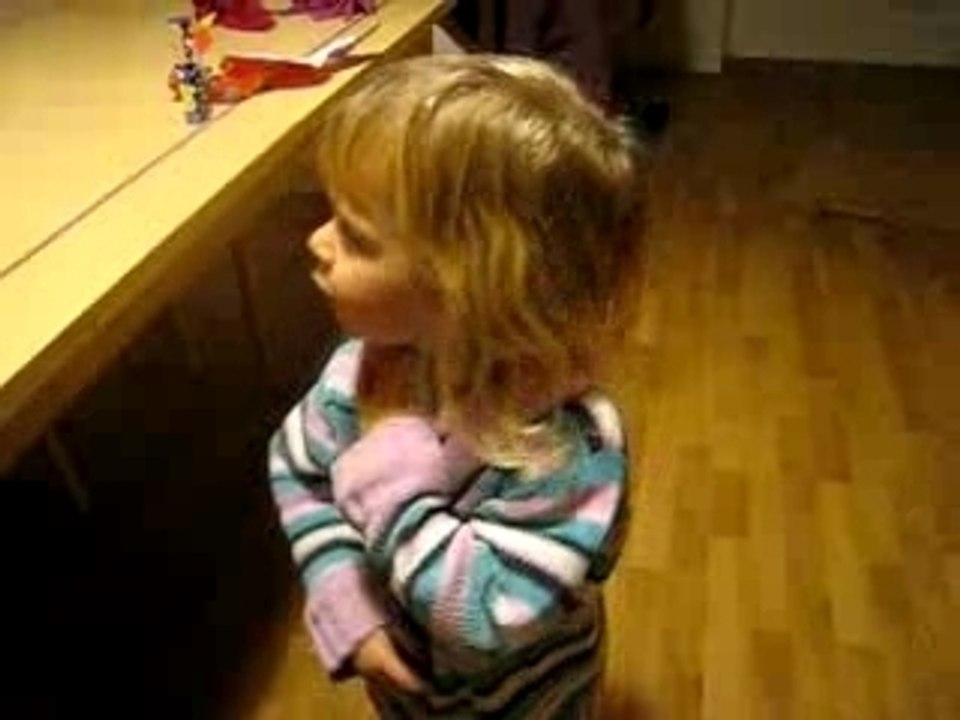 Camille_ouvre_ses_cadeaux_et_partage