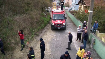 Çalılıklara düşen görme engelli şahsa film gibi kurtarma operasyonu...İtfaiye eri, dikenler zarar vermesin diye kaskını yaralı şahsa verdi