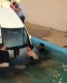 Ils tentent de sortir une voiture tomber dans une piscine.