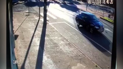 Vídeo mostra casal sendo atingido por carro na Av. Brasil