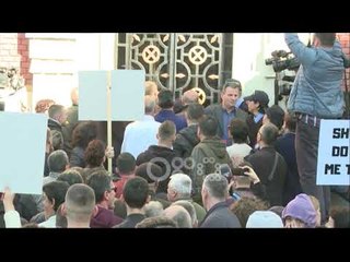 Ora News - Banorët e "Astirit" tentojnë të hyjnë me forcë në bashki