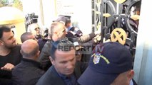 Report TV - Banorët e ‘Unazës së Re’ në protestë, tentojnë që të hyjnë me forcë në bashki