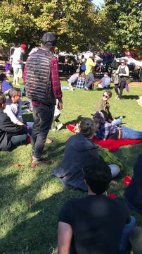 Un bébé fait des câlins aux festivaliers pour dire au revoir