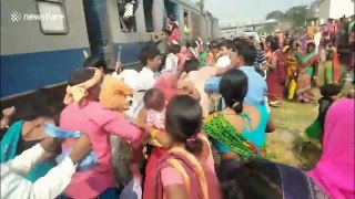 Train passengers fight to get into incredibly crowded train in India_2