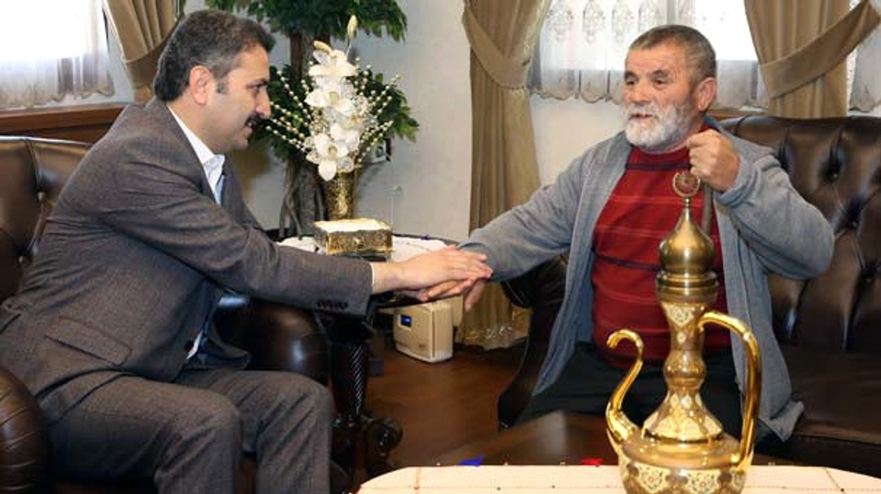 Belediye Başkanı, "İnsanlık Ölmemiş" Dedirten Yaşlı Adamı Makamında Ağırladı