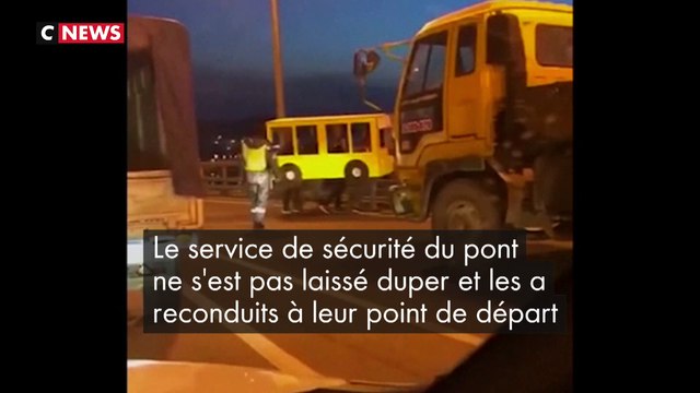 Ils se déguisent en autobus pour prendre un pont interdit aux piétons