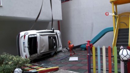Lüks otomobili park ederken 4 metreden sitenin parkına düştü