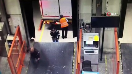 Feci ölüm kamerada... Dorse ile rampa arasına sıkışan işçi öldü