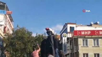 Atatürk Heykelinin Üzerine Çıkan Madde Bağımlısına Linç Girişimi
