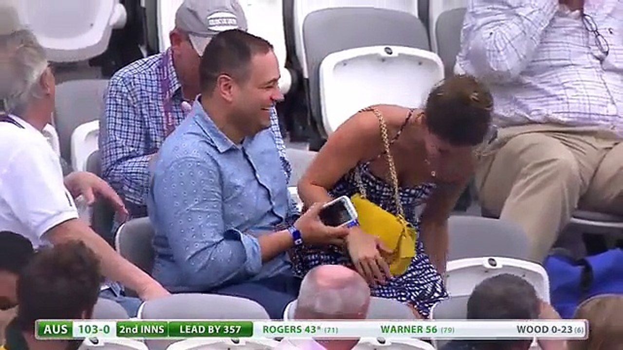 Cette belle femme fait un faux pas devant tous les spectateurs qui vont rigoler