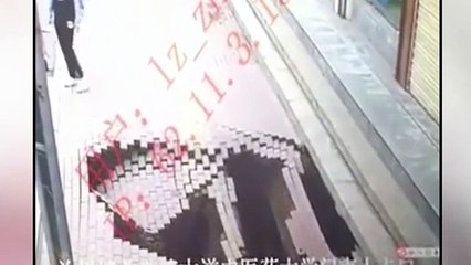 Yolda yürüyen kadını kaldırım yuttu