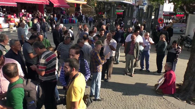 Kızının ölümüne sebep olan sürücünün tutuksuz yargılanmasına isyan eden baba oturma eylemi yaptı