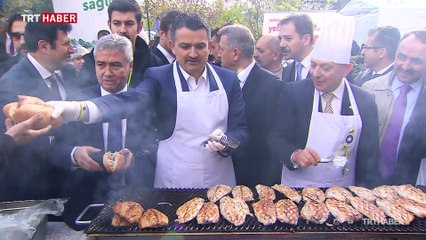 Tarım Bakanı Pakdemirli festivalde balık pişirdi, ikram etti