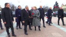 TBMM Başkanı Yıldırım Belarus Anıtına Çelenk Koydu