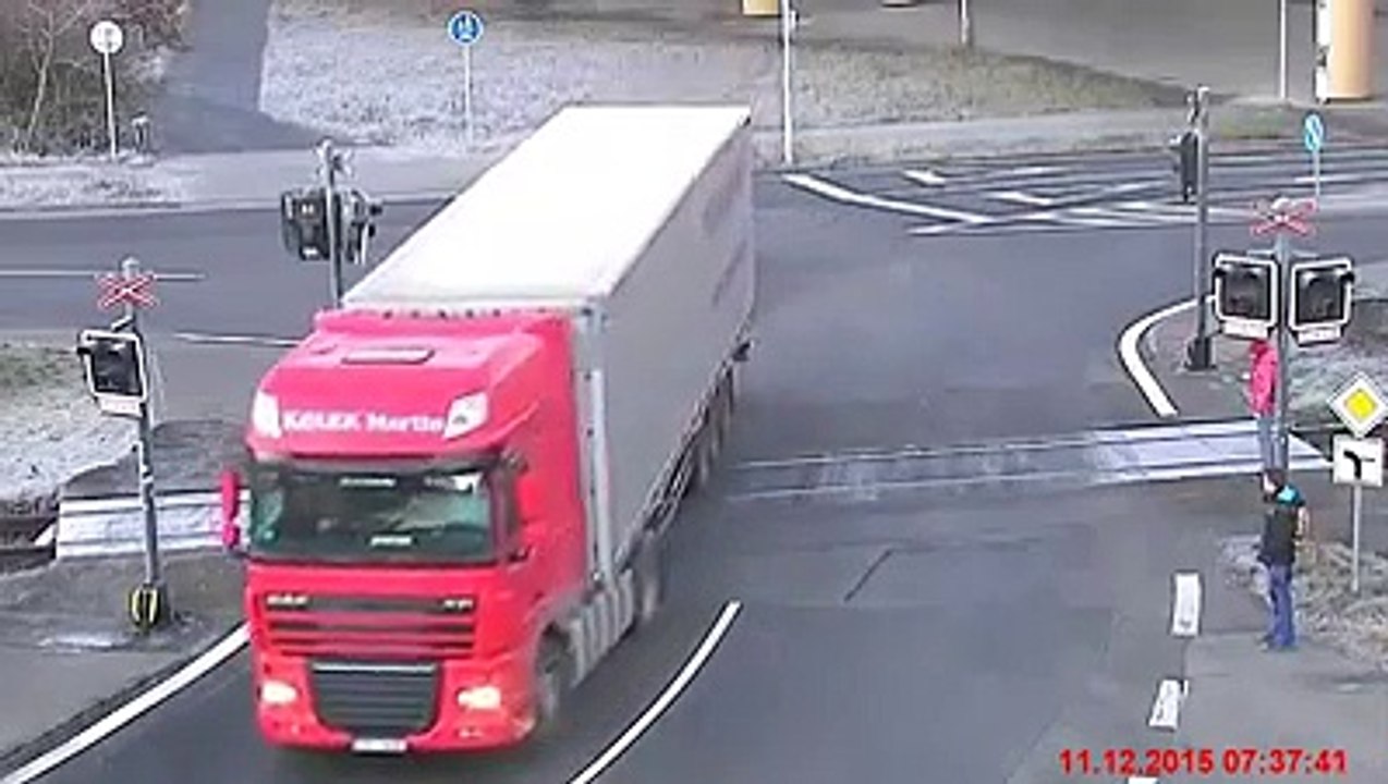 The danger of rail crossing and red signal  \خطر عبور السكك الحديدية والإشارة الحمراء